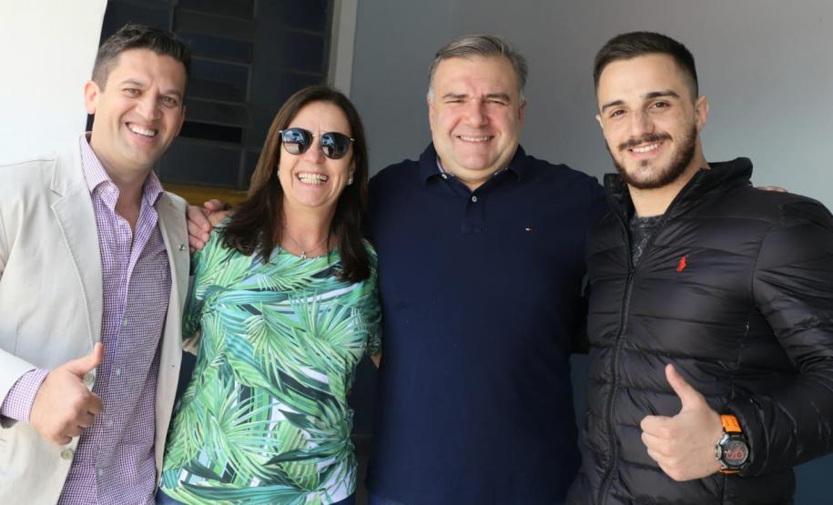 Alunos e suas famílias participaram na manhã deste sábado (07), da Ação de Cidadania promovida pela Secretaria da Justiça, Família e Trabalho na Escola Municipal Julia Wanderley.”Meu pai foi aluno desta escola e sua professora, a senhora Leda Leão’’, disse o secretário Ney Leprevost, ao visitar a feira que ofertou diversos serviços, como senhas para o RG, cadastro para ID Jovem e teste de visão em parceria com a Associação Paranaense de Oftalmologia.  A família do aluno João Lauro Zimermann, 16 anos, ficou