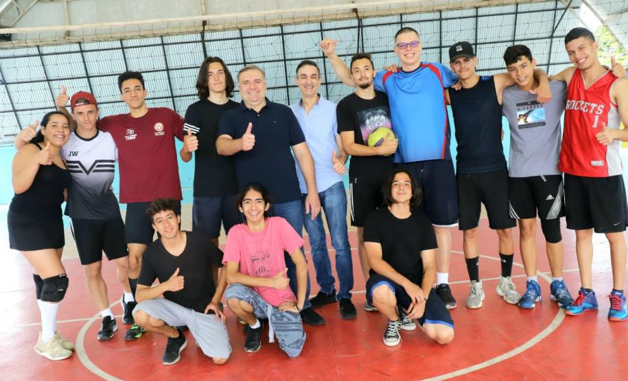 Alunos e suas famílias participaram na manhã deste sábado (07), da Ação de Cidadania promovida pela Secretaria da Justiça, Família e Trabalho na Escola Municipal Julia Wanderley.”Meu pai foi aluno desta escola e sua professora, a senhora Leda Leão’’, disse o secretário Ney Leprevost, ao visitar a feira que ofertou diversos serviços, como senhas para o RG, cadastro para ID Jovem e teste de visão em parceria com a Associação Paranaense de Oftalmologia.  A família do aluno João Lauro Zimermann, 16 anos, ficou