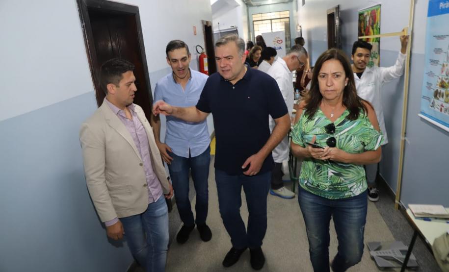 Alunos e suas famílias participaram na manhã deste sábado (07), da Ação de Cidadania promovida pela Secretaria da Justiça, Família e Trabalho na Escola Municipal Julia Wanderley.”Meu pai foi aluno desta escola e sua professora, a senhora Leda Leão’’, disse o secretário Ney Leprevost, ao visitar a feira que ofertou diversos serviços, como senhas para o RG, cadastro para ID Jovem e teste de visão em parceria com a Associação Paranaense de Oftalmologia.  A família do aluno João Lauro Zimermann, 16 anos, ficou